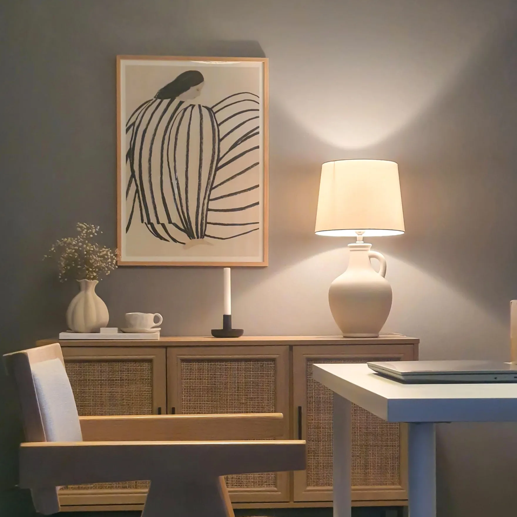 Athena bordlampe naturhvit m/skjerm
