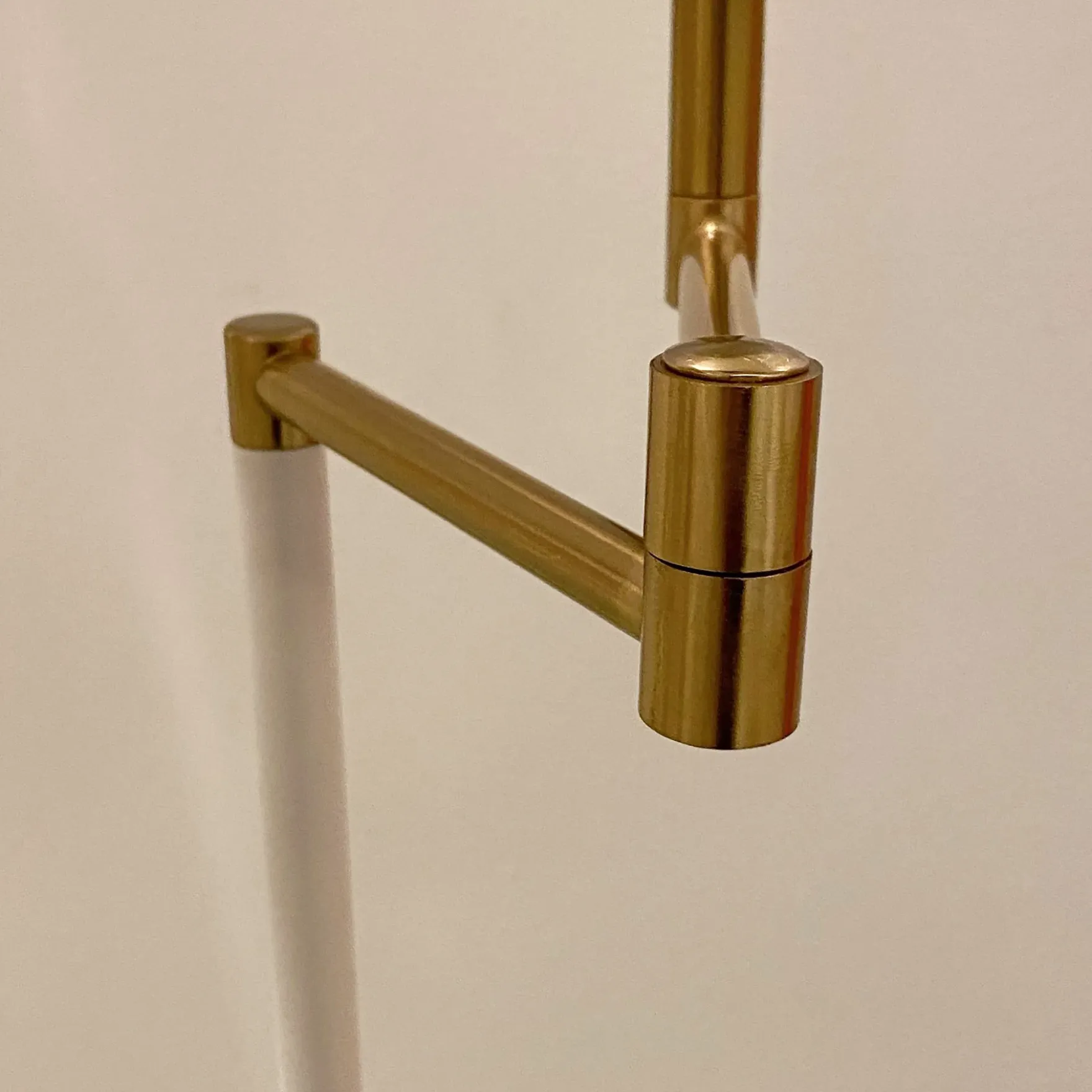 Birka gulvlampe hvit/messing