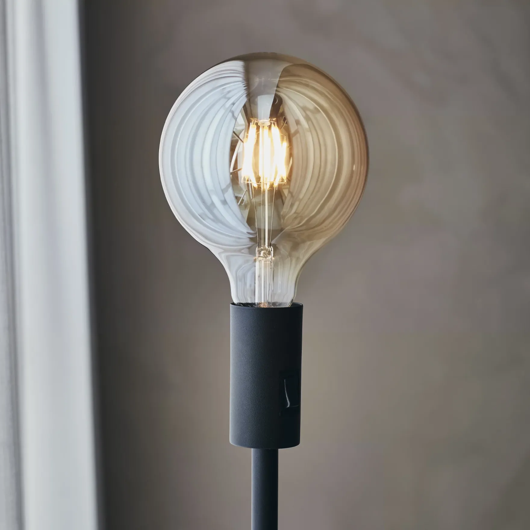 Capital gulvlampe sort