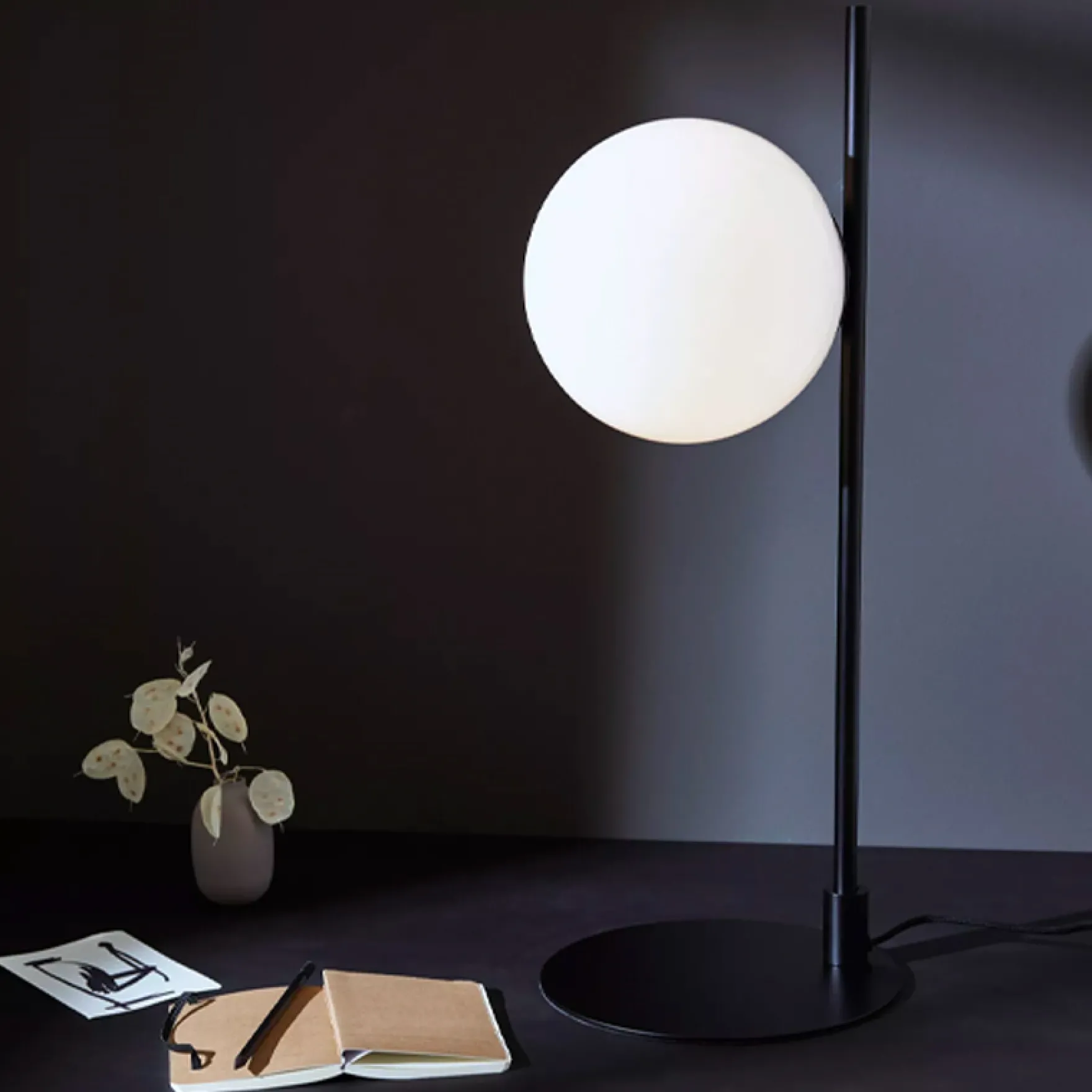 Dione bordlampe sort/hvit