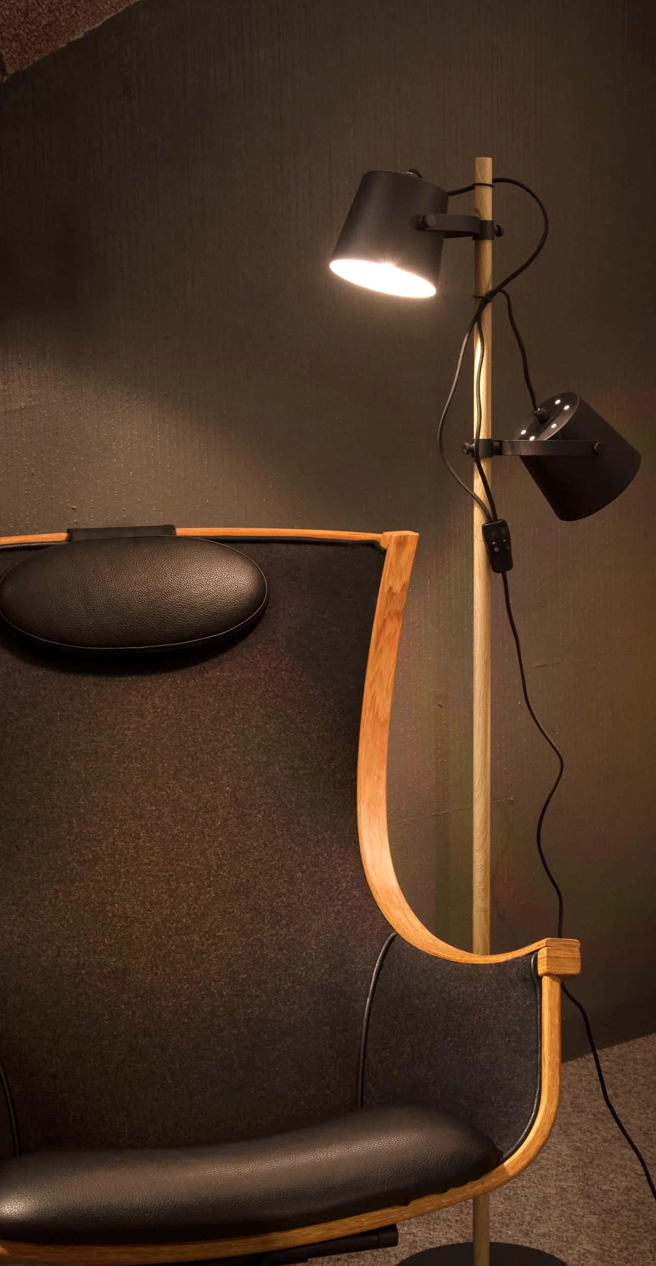 Espresso gulvlampe svart/tre