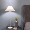Ester bordlampe hvit m/skjerm