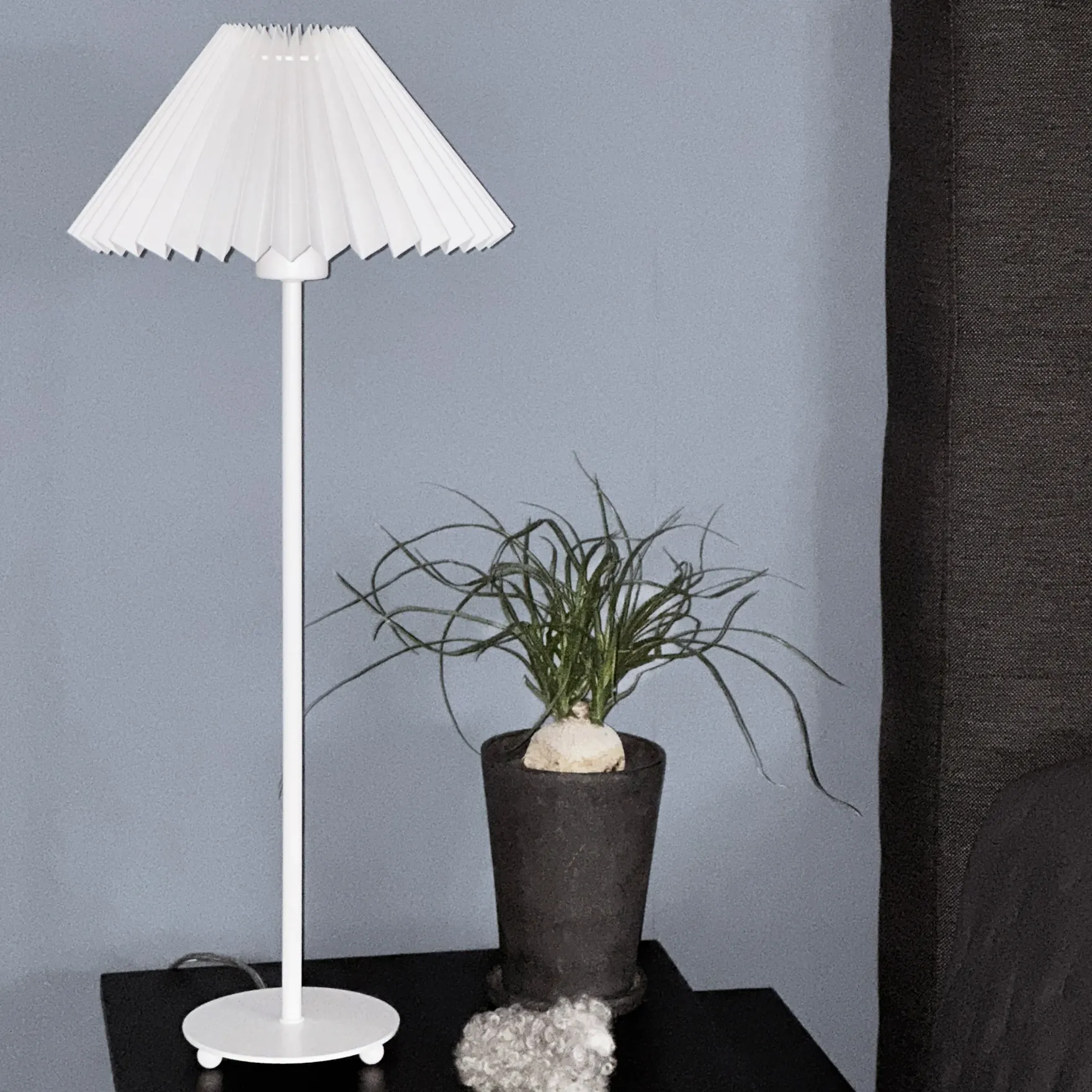 Ester bordlampe hvit m/skjerm