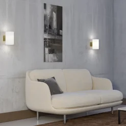 Evoke L vegglampe messing/opal IP44