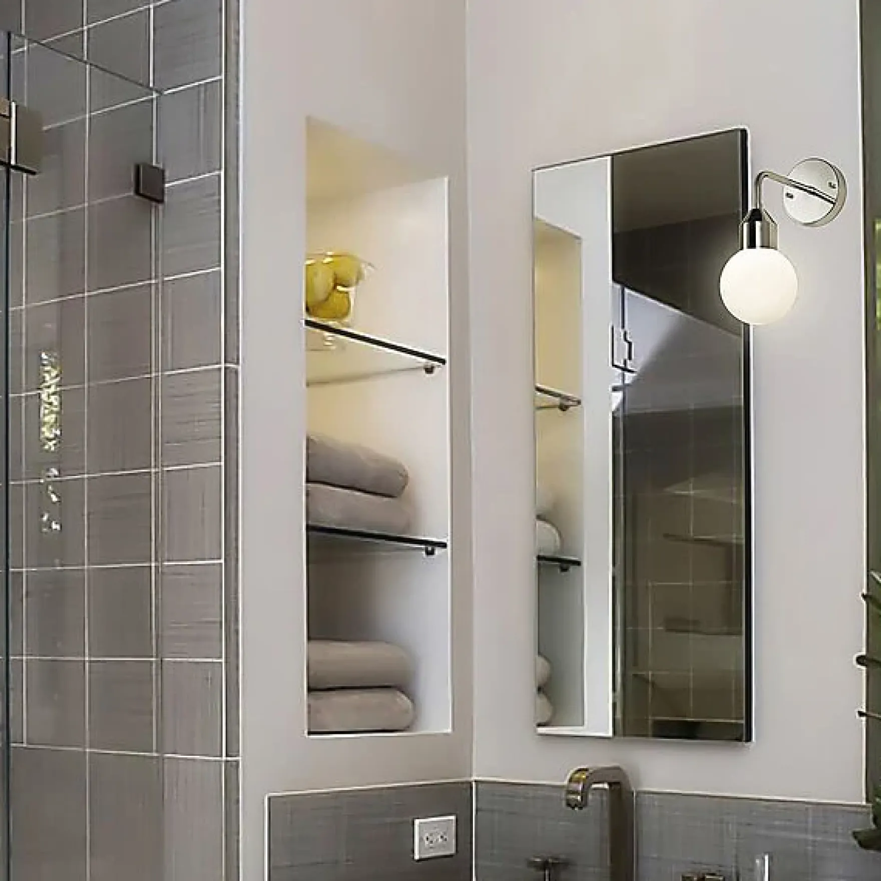 Florens vegglampe IP44 krom/opal