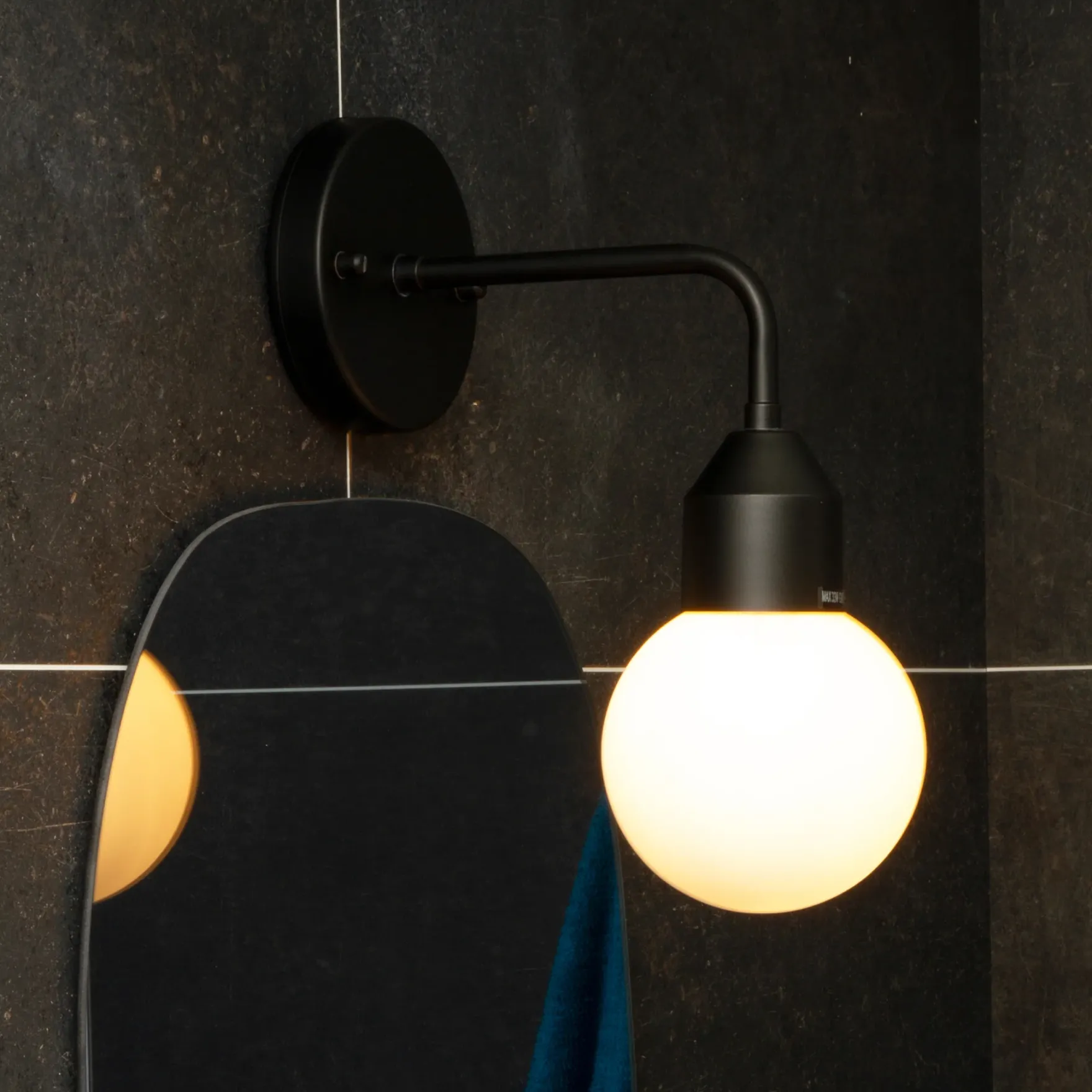 Florens vegglampe IP44 sort/opal