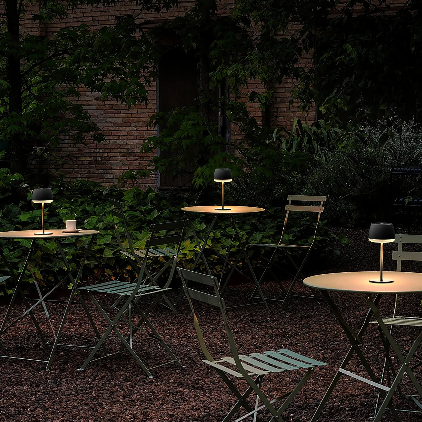 Gløtt bordlampe oppladbar solar matt sort
