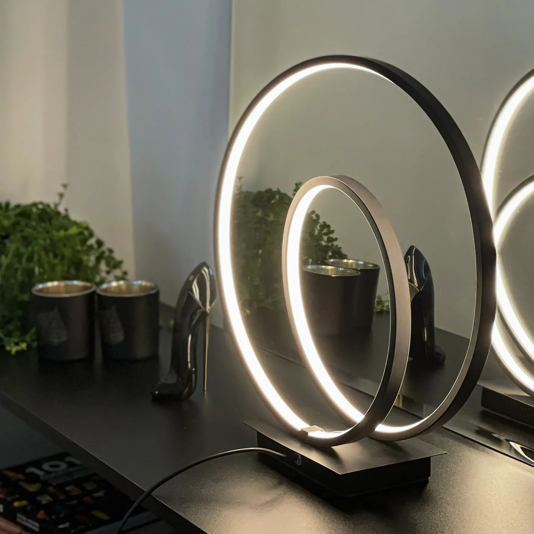 Loop LED bordlampe sort 3-step dim
