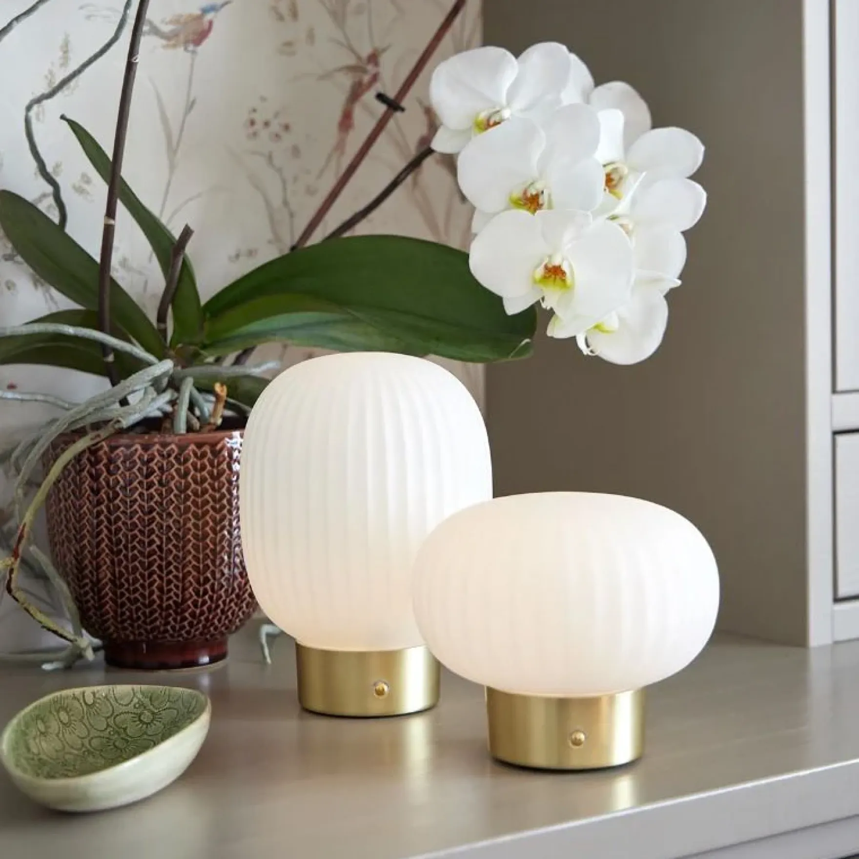 Millie bordlampe oppladbar LED messing/opal