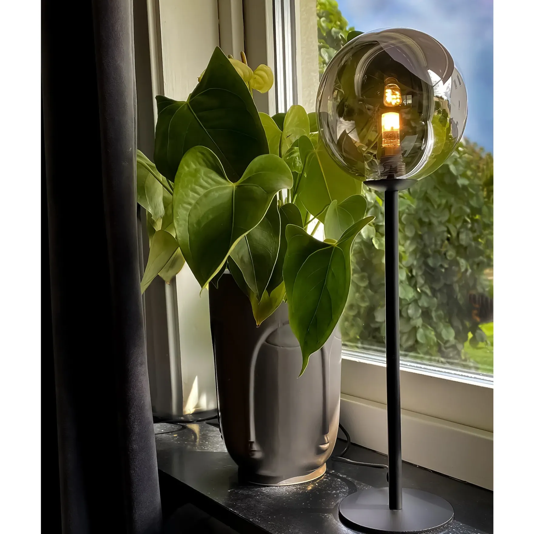 Molekyl bordlampe høy sort/sotet