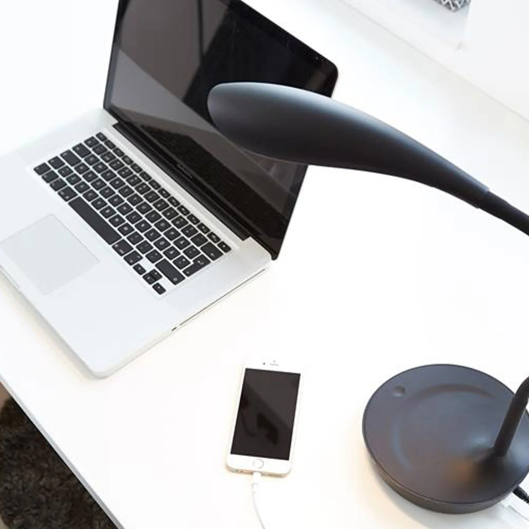 Swan LED bordlampe m/USB sort