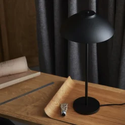 Vali High bordlampe sort
